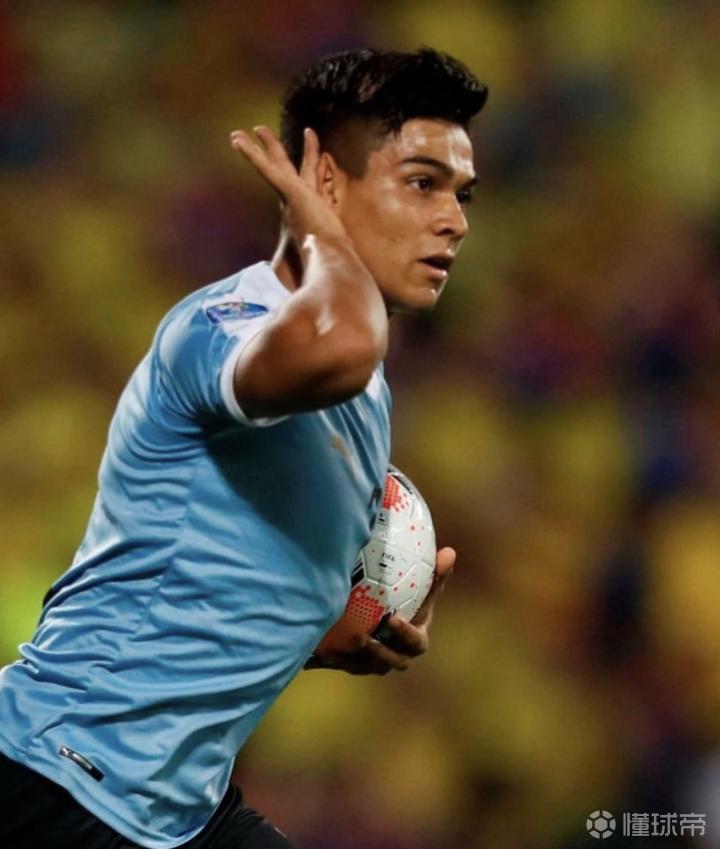 20岁的乌拉圭小将阿雷索在对阵尼加拉瓜的比赛中打...
