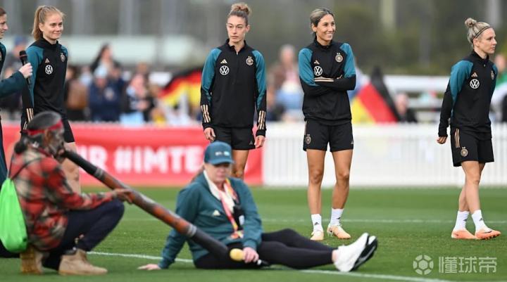隆重欢迎，澳大利亚当地土著为德国女足举行驱魔仪式