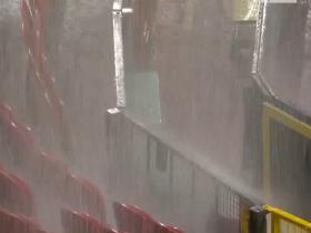 曼聯主場爆“瀑布”驚現 夢劇場屋頂漏水嚴重