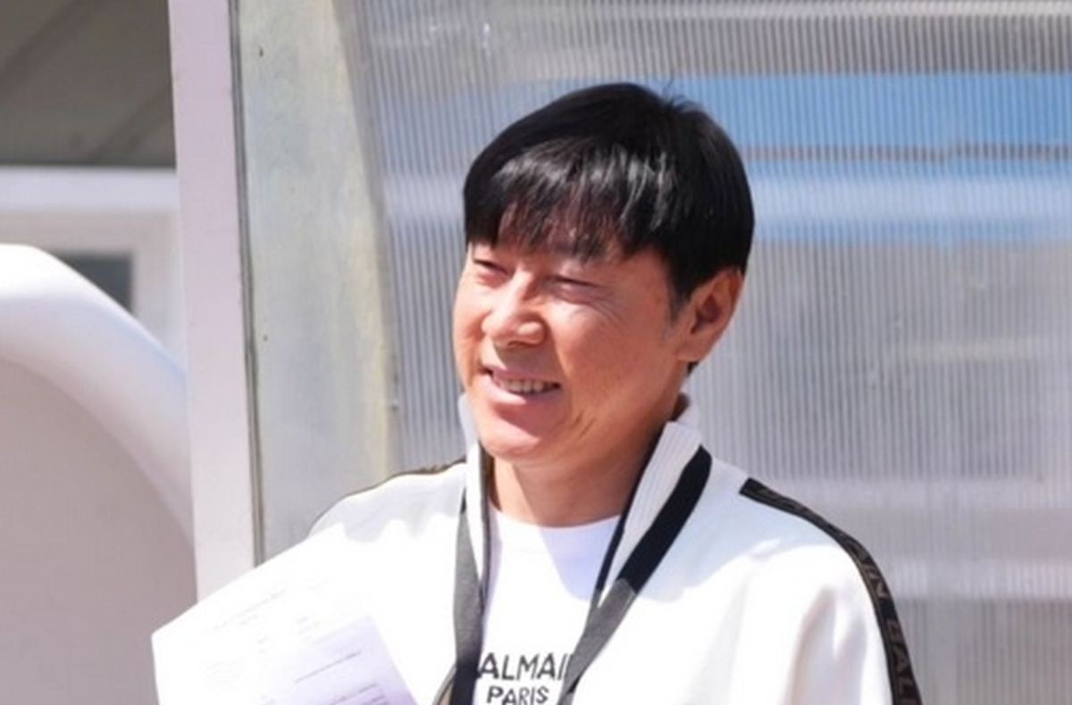 马来西亚记者：国足对手印尼的主帅申台龙现场观战柔佛vs申花_PP视频体育频道