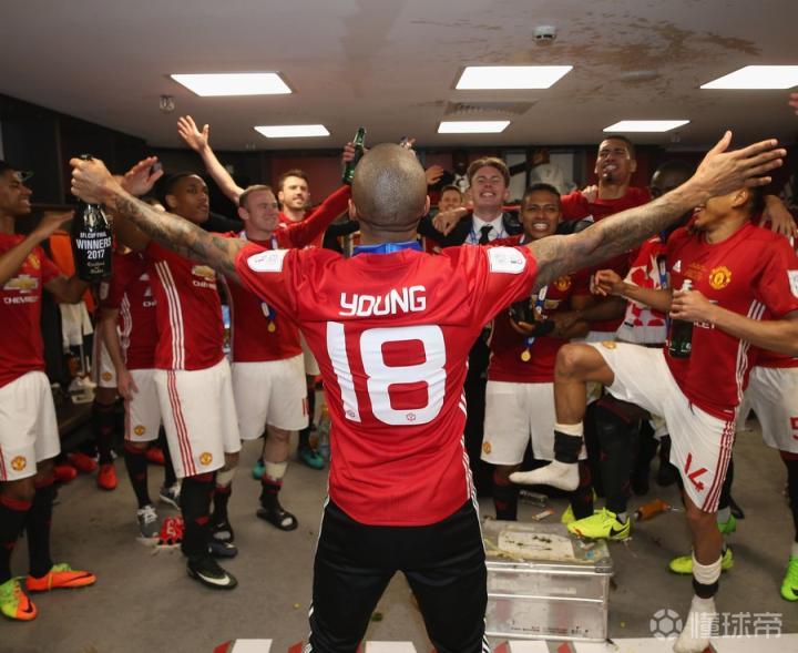 图集联赛杯到手曼联球员更衣室庆祝