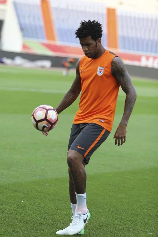 图集鲁能赛前训练马加特为球迷签名