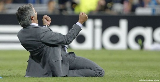 穆里尼奥又有标志性动作,他真的爱摆大巴吗?