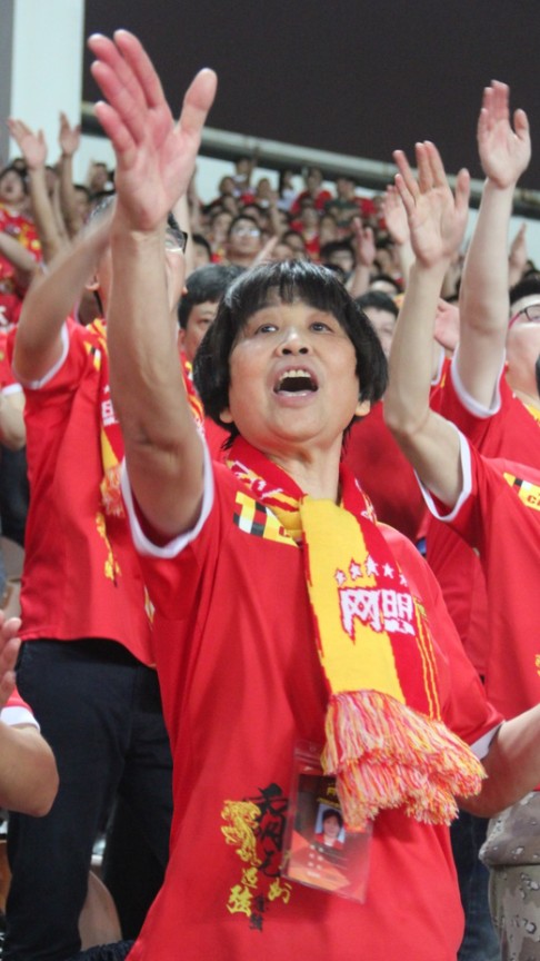 分享奶奶级球迷红姐带伤带病仍坚持助威广州队的动情故事