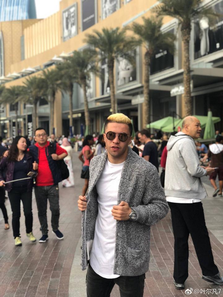 图集:忙里偷闲,叶尔凡,阿不都海米提迪拜街拍帅气十足