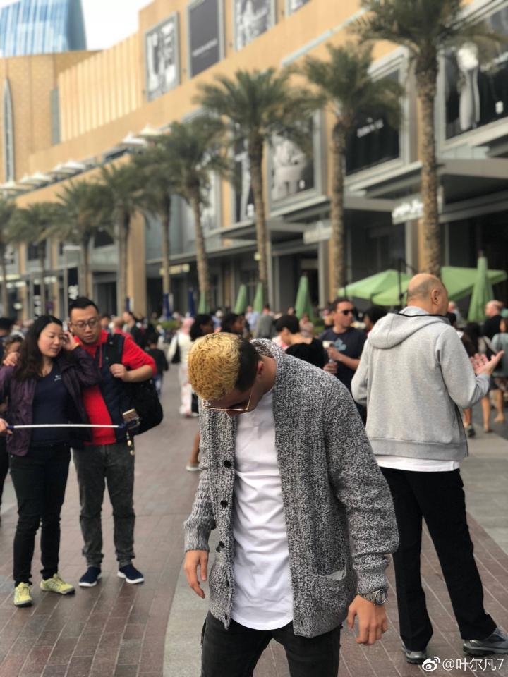图集:忙里偷闲,叶尔凡,阿不都海米提迪拜街拍帅气十足