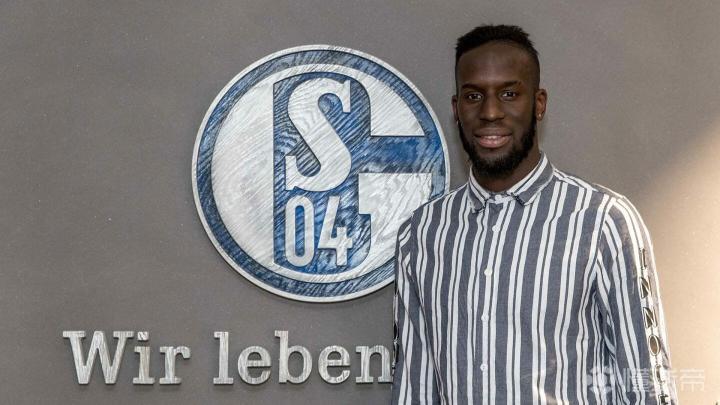 官方沙尔克敲定萨利夫萨内