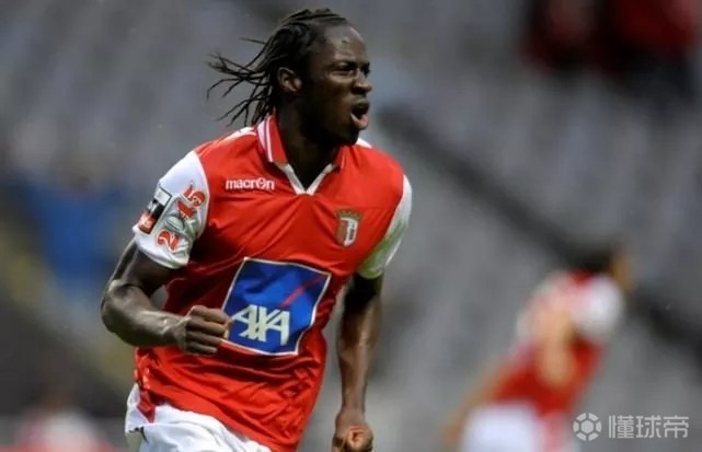 2006年埃德尔走上了职业足球道路,当时在葡萄牙乙级球队效力的埃德尔