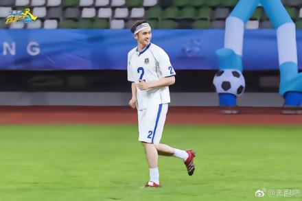 请不要侮辱足球,奔跑吧节目中的明星使用山寨小贝足球鞋