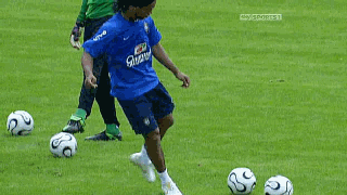 gif秀:小罗的魔幻舞步|罗纳尔迪尼奥|懂球帝