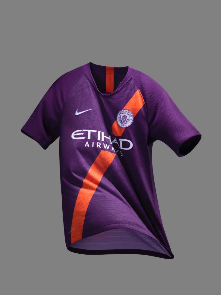 一起在阿提哈德球场的主队更衣室里留下了这张珍贵的第三球衣首秀照