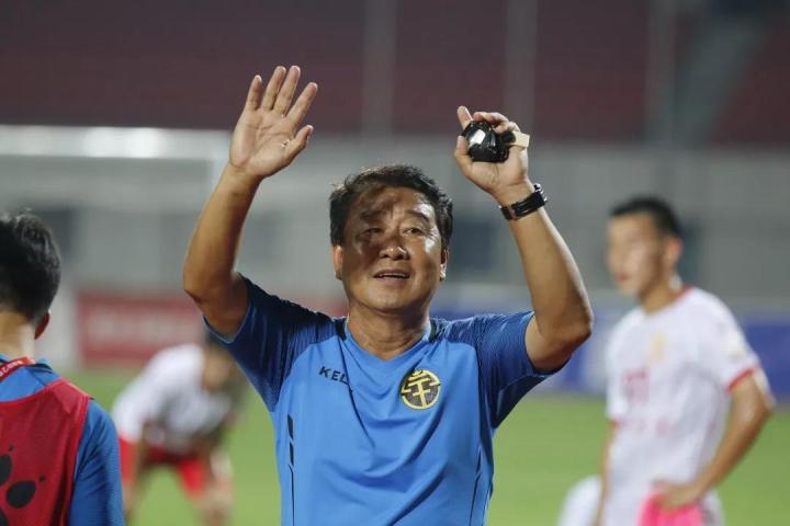 忘不了的情分武汉三镇主场为广西主帅裴恩才呐喊加油