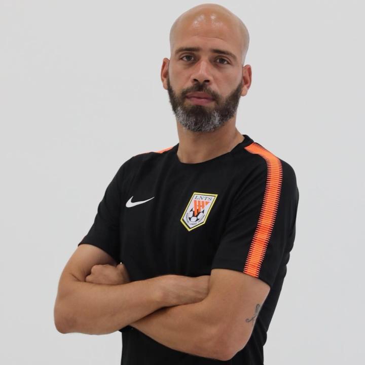 鲁能青训:您在足校的工作体验如何?卡多索:对我来说,在这里的生活并