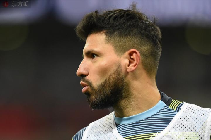 阿圭罗回应转会巴萨传闻我们依旧与曼城在一起