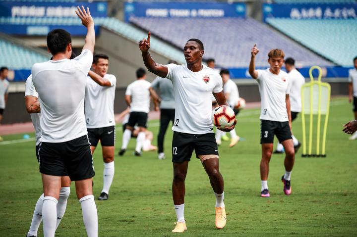 赛前| 索萨亮相赛前训练,卡罗强调全队要达到最高要求|深圳|卡罗|懂球