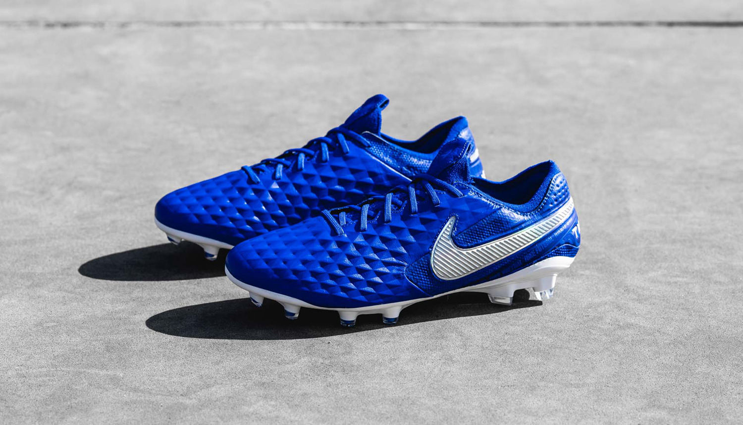 皇家魅蓝,耐克发布传奇8 "new lights"足球鞋