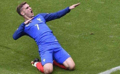 跪地滑铲,致敬前辈"金童"托雷斯其实动作原型出自于一款火爆欧美的