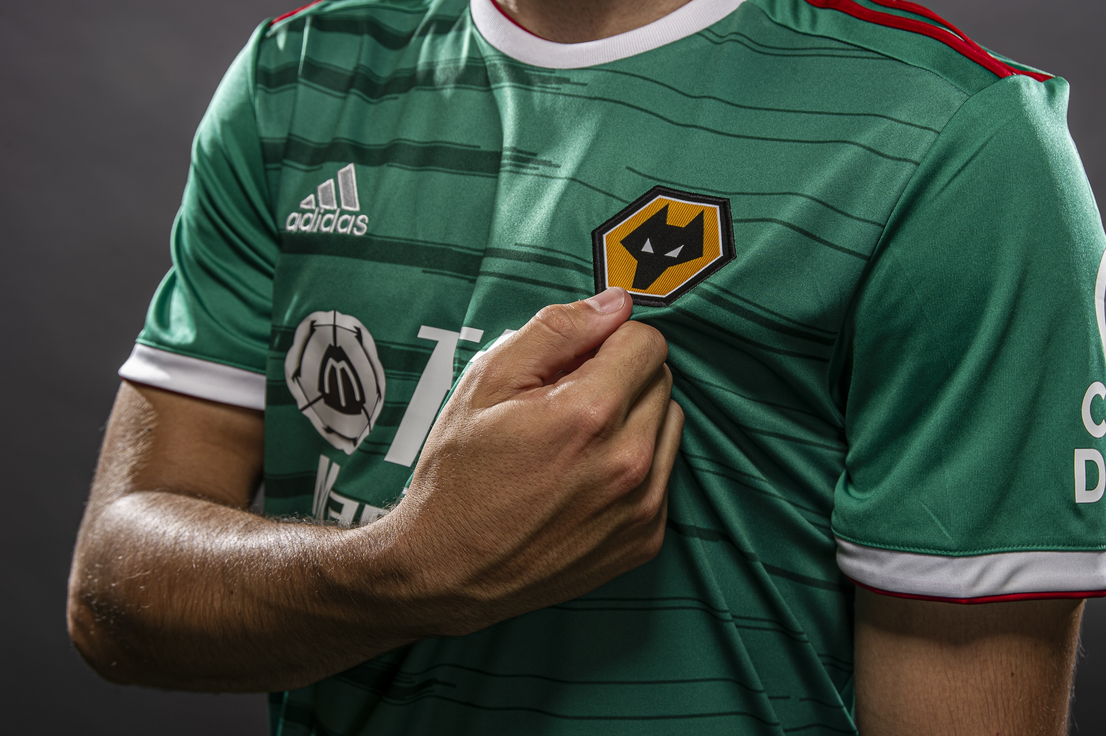 狼队新赛季第三球衣发布!当库特罗内遇见意大利的绿白红