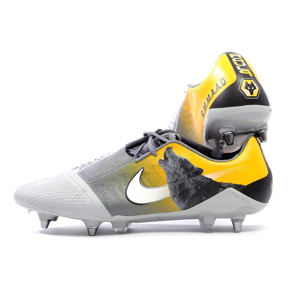 与狼共舞专业工作室为狼队前锋打造定制phantom球鞋