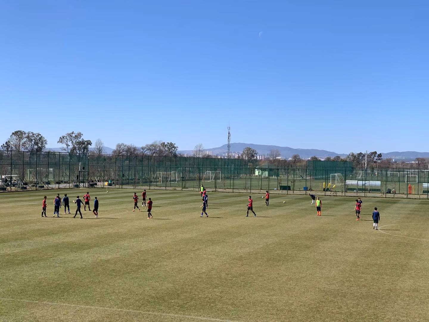 今天上午,淄博蹴鞠与中乙南区劲旅江西联盛,在昆明嘉丽泽训练基地进行