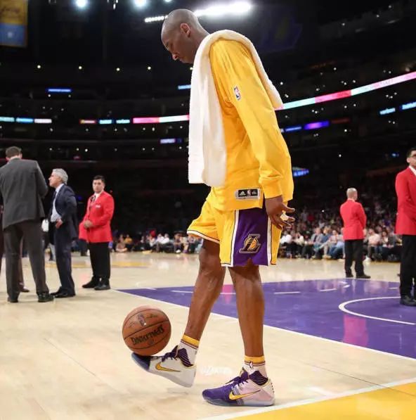 但毕竟科比遗传了自己父亲乔-布莱恩特的篮球运动员身高,他越长越高