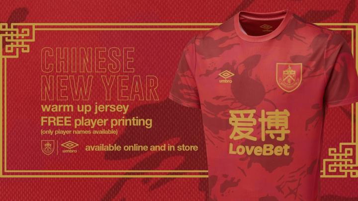 此外,球衣上的umbro logo,俱乐部徽章以及胸前广告均以金色装饰.