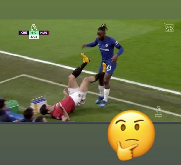 巴舒亚伊晒被马奎尔踢裆图并配上沉思表情