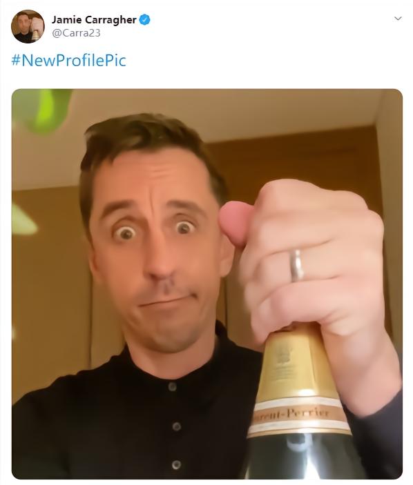 可是更皮的是,利物浦名宿卡拉格把内维尔开香槟的视频截成了表情包