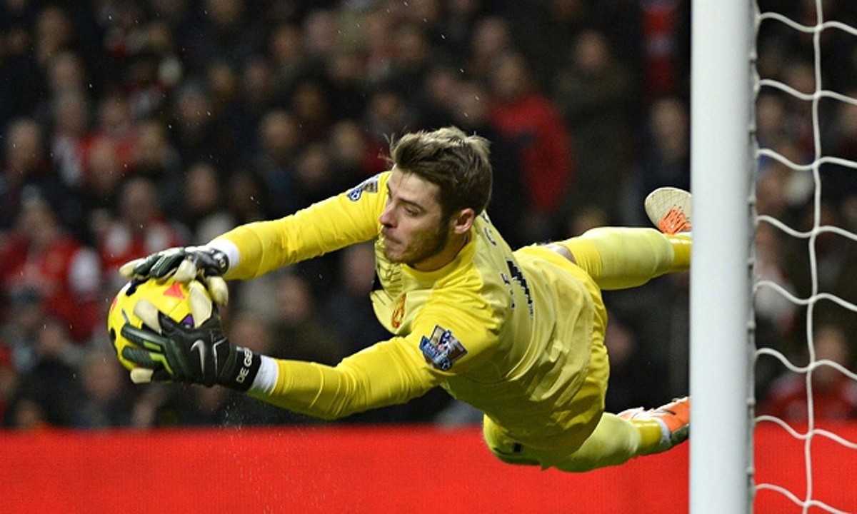 再者,戴上手套,能在一定程度上避免手滑,增加门将扑救时手部与足球