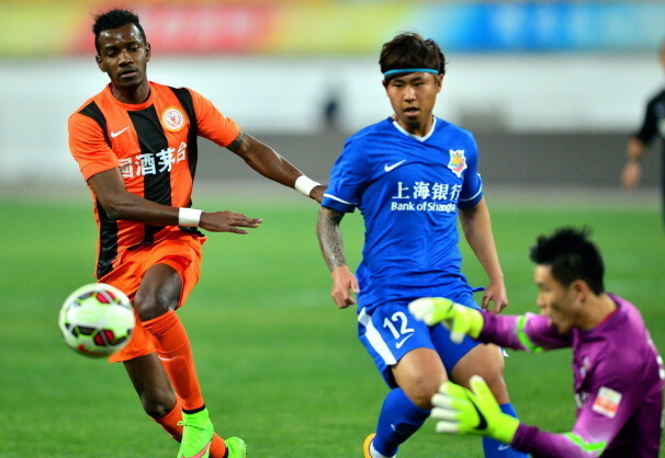 中超第三轮,贵州人和主场迎战上海申鑫,杨家威为客队首开纪录,贵州