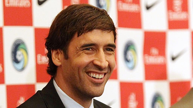 关于马拉多纳,贝利以及梅西,c罗这两对巨星之间的对比,劳尔说:"梅西和