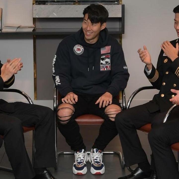 27岁 身高 :183cm 体重:76kg孙兴慜在穿搭上确实有可取之处,这套上身