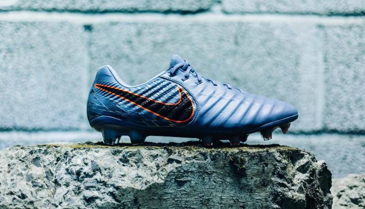 的谍照只有阿迪达斯为女足世界杯发布的"猎鹰"和"copa"两个系列的球鞋