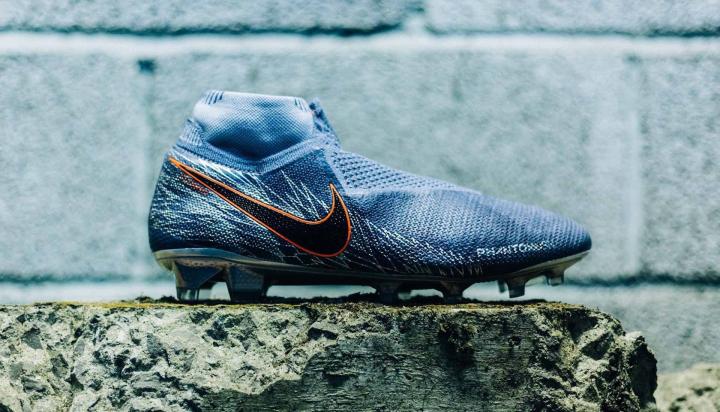 的谍照只有阿迪达斯为女足世界杯发布的"猎鹰"和"copa"两个系列的球鞋