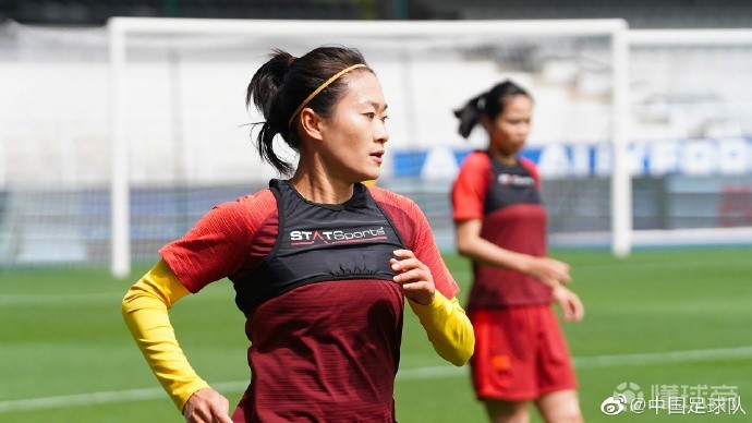 女足进行抵达法国后首堂训练课王焱用实力赢得更多关注