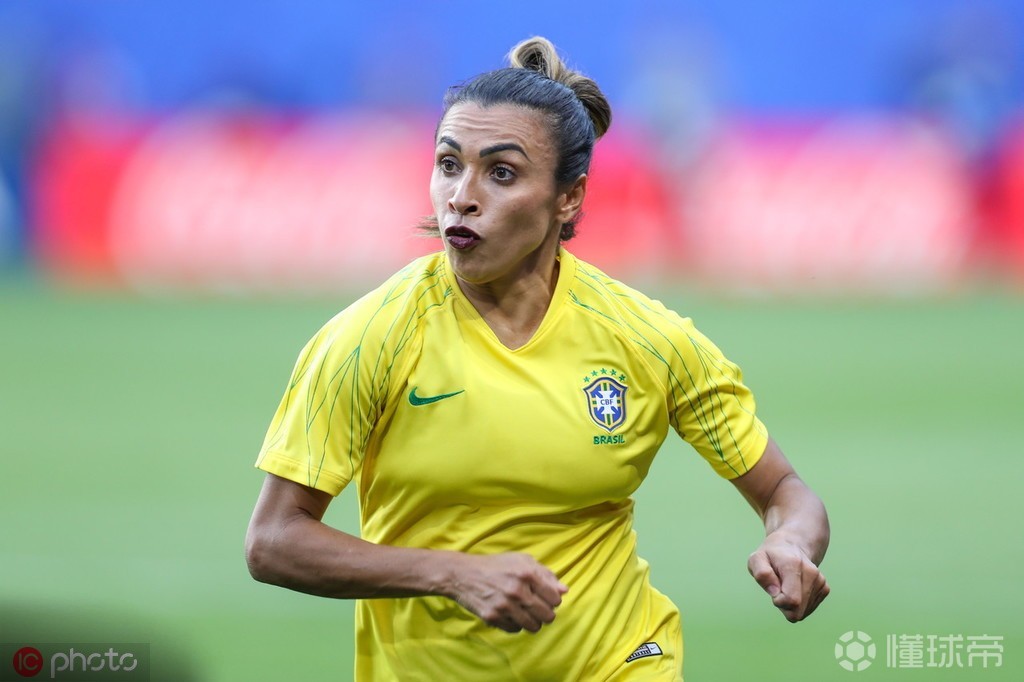 踢球不忘美玛塔涂暗红色口红参加比赛赚足眼球