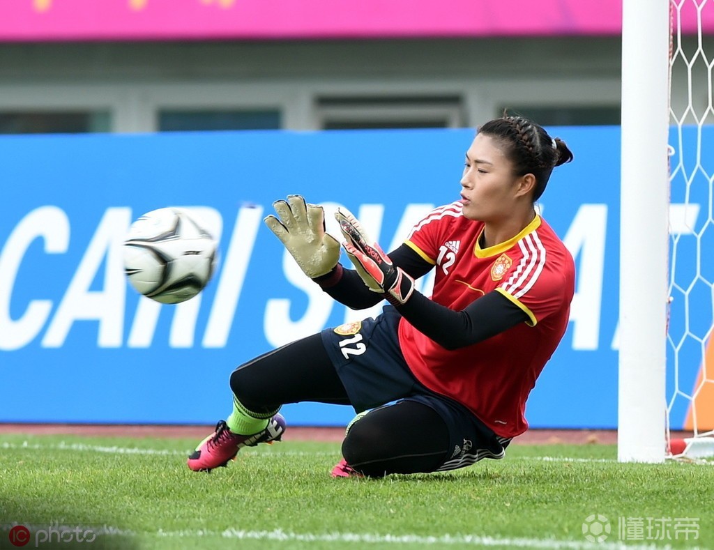 今天中午,该博主在微博中表示:"前中国女足国家队门将王飞,复出并回归