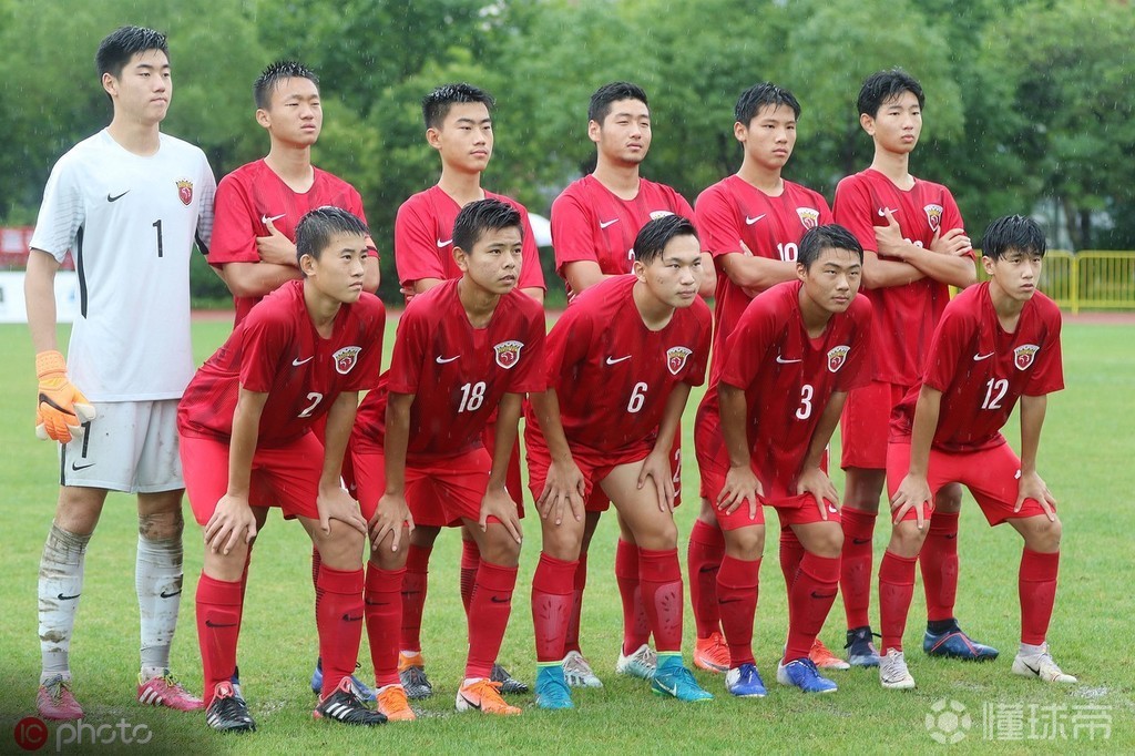 上海援鄂医疗队结束隔离上港梯队参与欢送仪式并赠送礼物