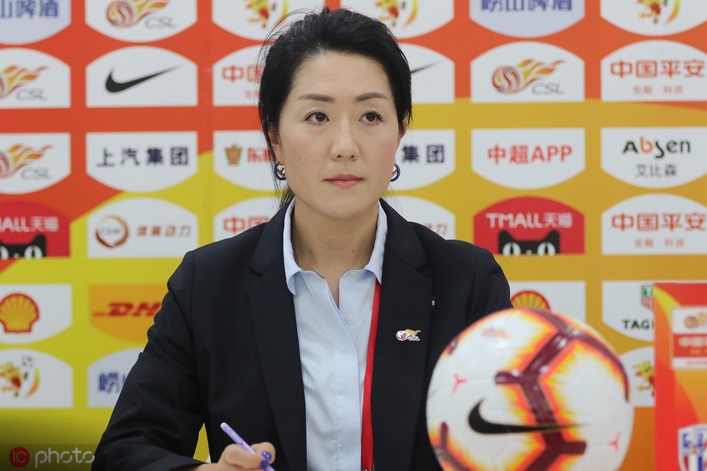 代表中国女足打过219场比赛,2014年退役,曾担任中国女足队长