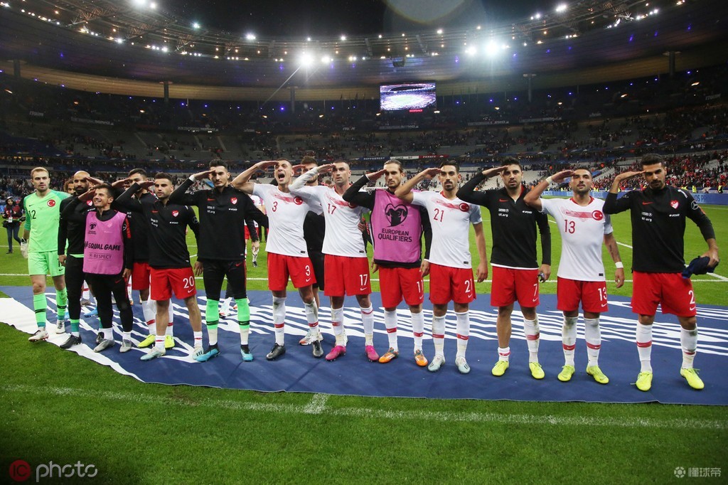 土耳其球员两次使用了军礼作为庆祝动作,因为10月9日土耳其对叙利亚