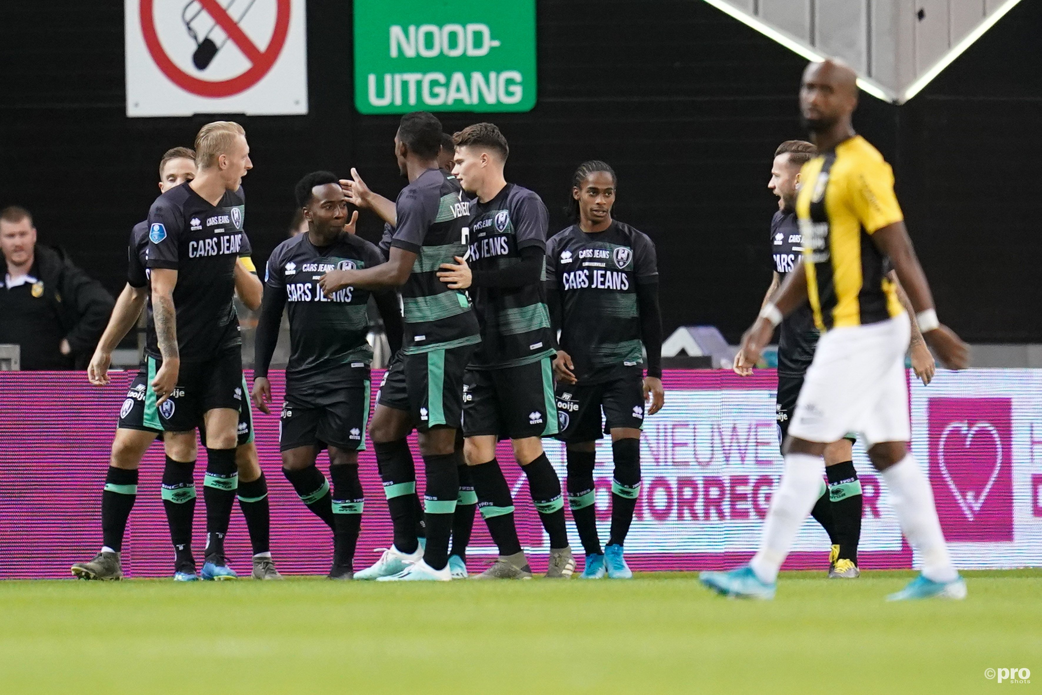 进两球,下半场乔纳斯-斯文松和德威特各建一功,最终埃因霍温主场惨败