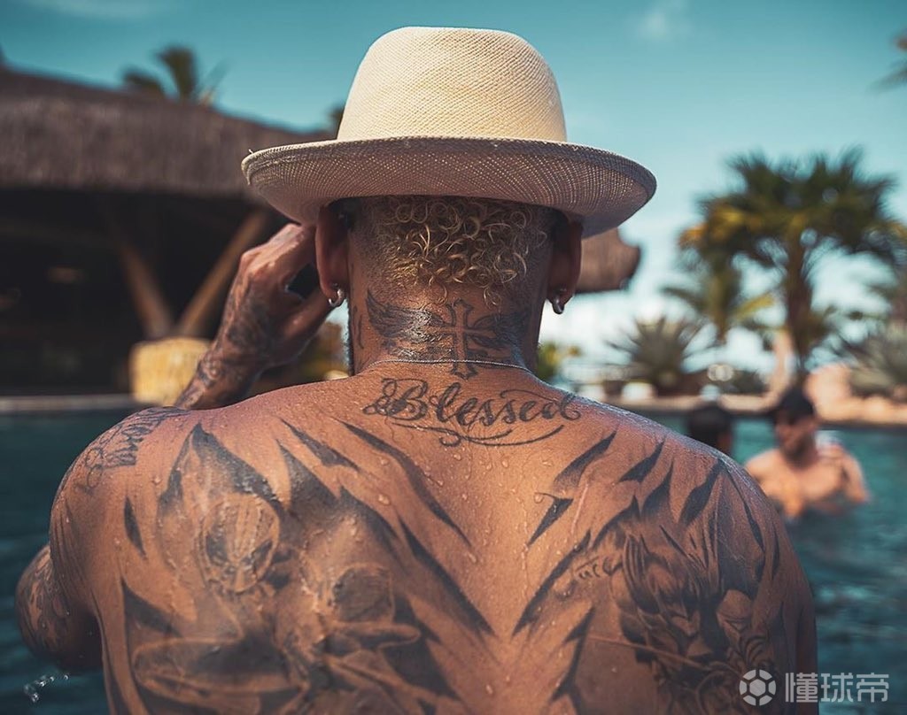 内马尔晒纹身告别2019仍在学习的一年