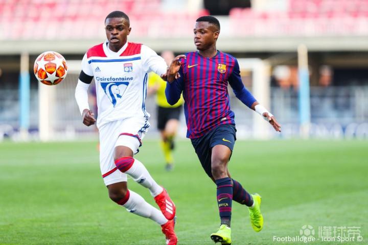 队报:米兰想在今夏免签里昂右后卫皮埃尔 卡鲁鲁