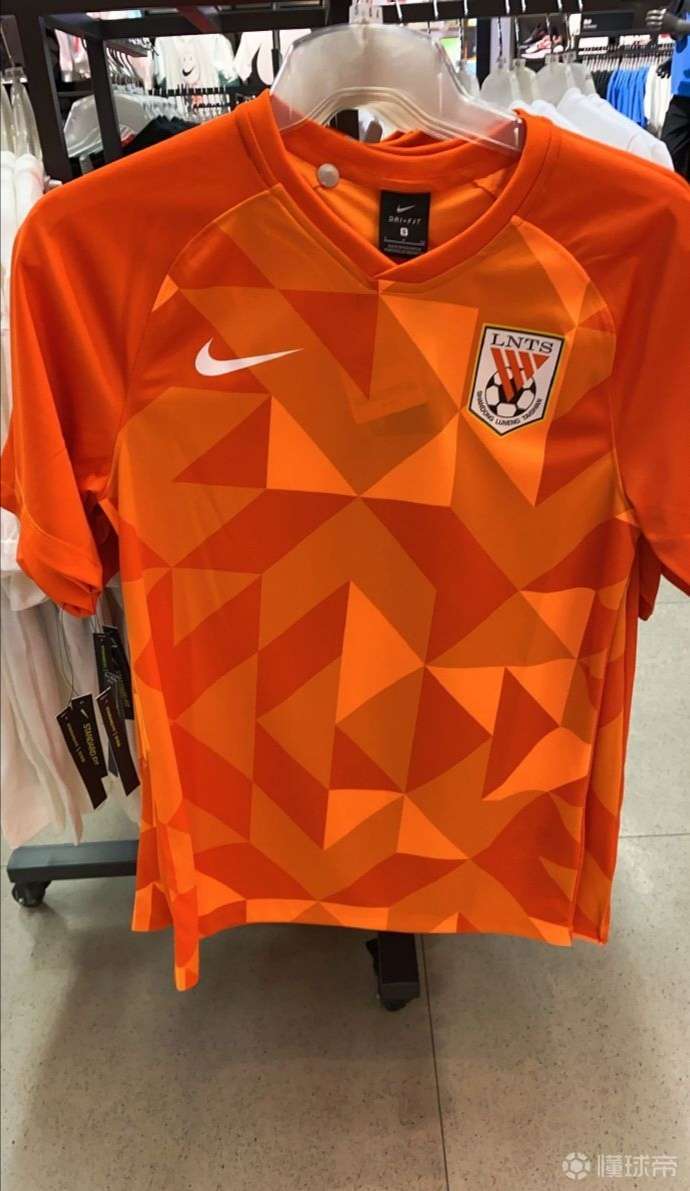 山东鲁能新款球衣的色块是随机花纹!