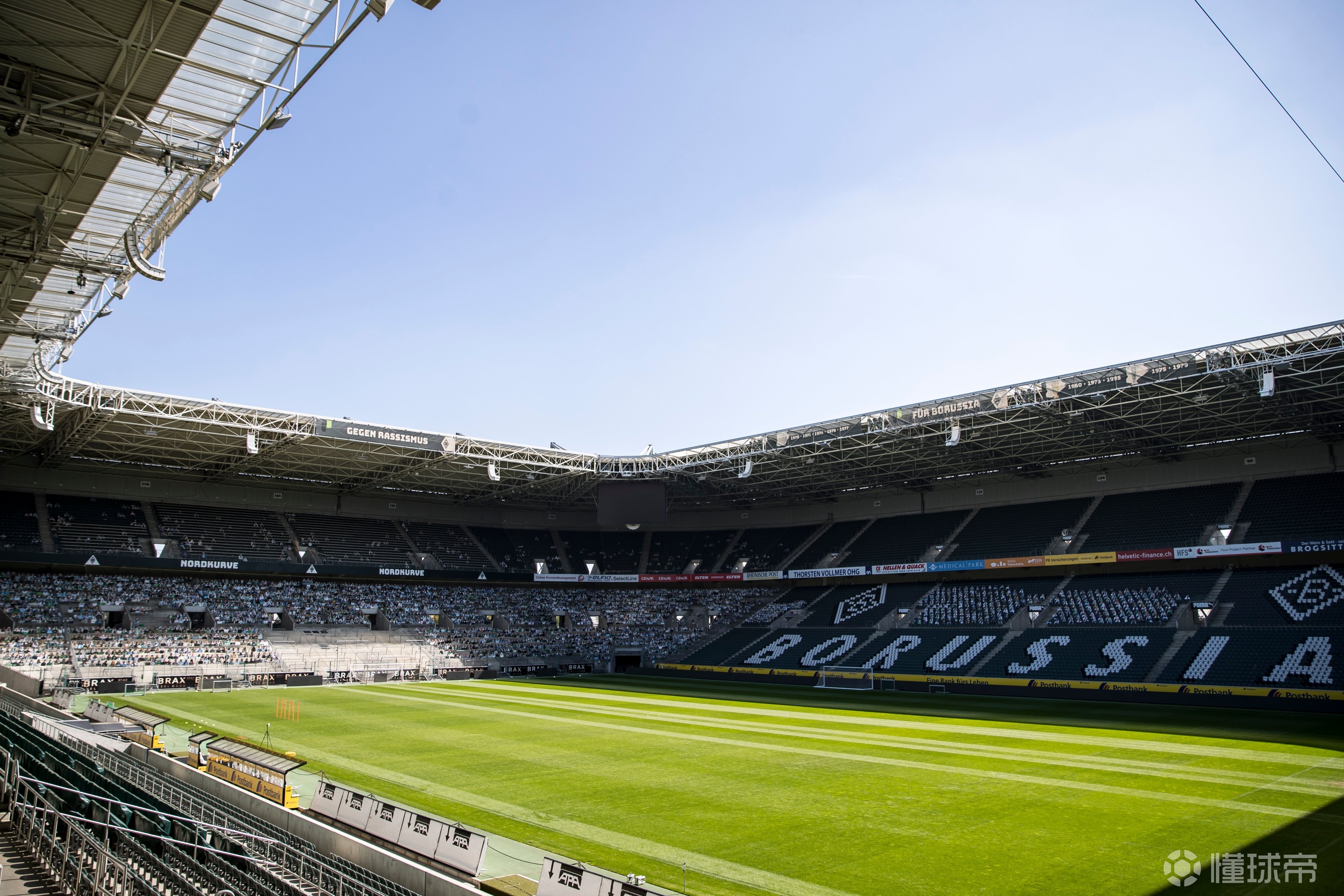 追求真实门兴在主场摆放多特蒙德客场假人球迷