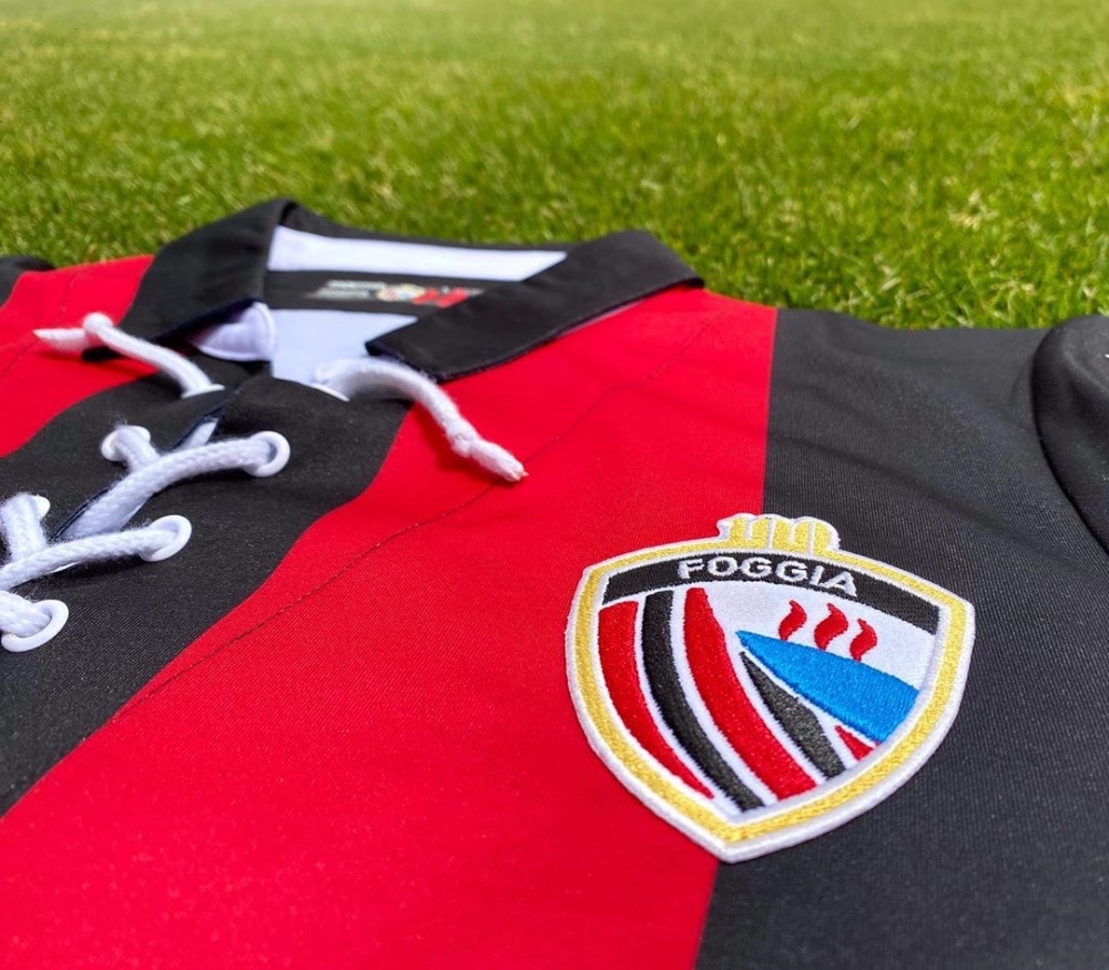 福贾百年纪念球衣采用了致敬传统的复古设计,球衣继承了俱乐部标志性