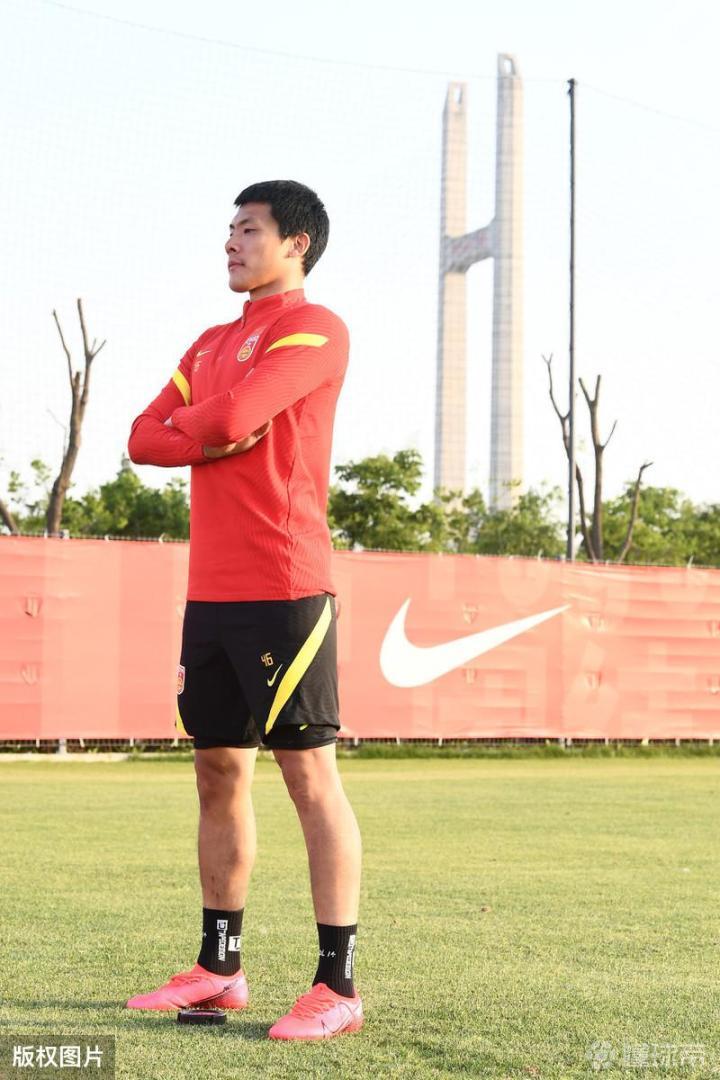 山东鲁能球员王大雷在国足的新一期定妆照