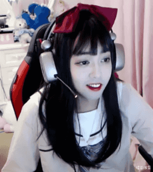 lgd战队dota2选手maybe兑现承诺今日在直播平台女装直播