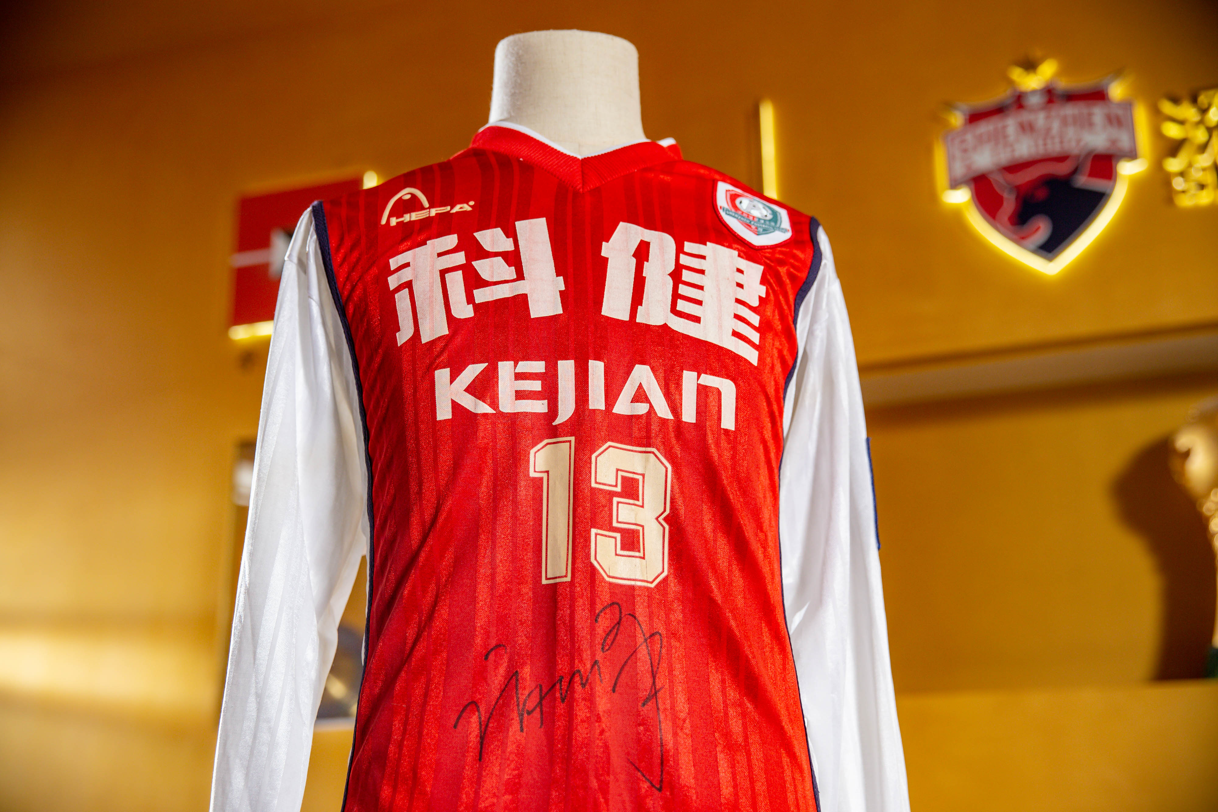 衣往情深①新生深足的烈火红心从那件拉风的进口球衣说起