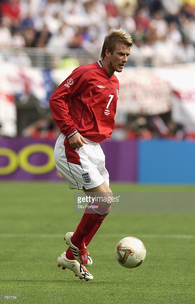 说明当时贝克汉姆的球鞋经常换鞋